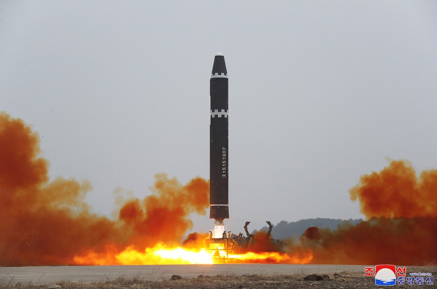 L'exercice de lancement d'un missile balistique intercontinental (ICBM) à l'aéroport international de Pyongyang.