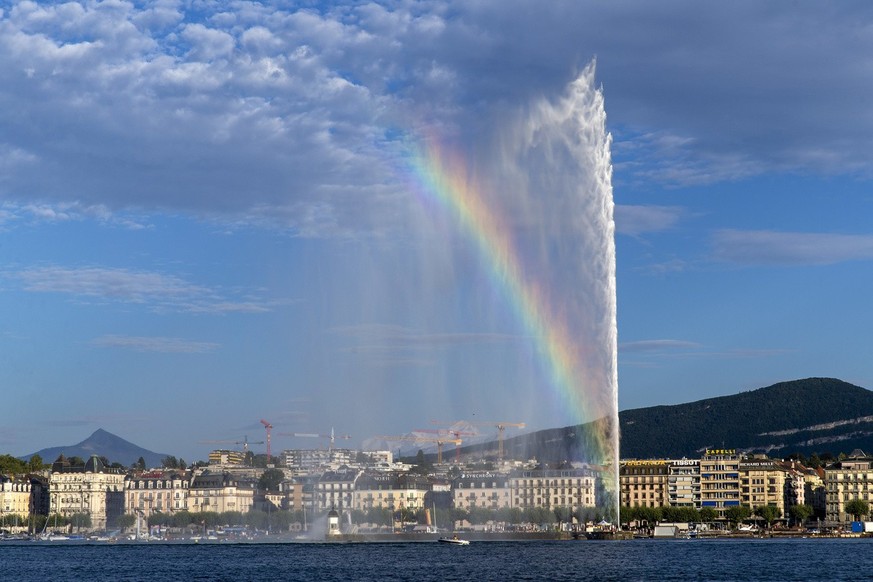 Un arc en ciel s&#039;est forme dans le Jet d&#039;eau avec en background le Mole, gauche, des grues de chantiers et le Mont-Blanc, ce vendredi 21 aout 2020 a Geneve. (KEYSTONE/Salvatore Di Nolfi)