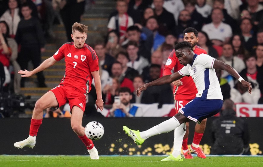 England&#039;s Bukayo Saka scores their side&#039;s third goal of the game during an international friendly soccer match between England and Wales at Wembley stadium in London, Thursday, Oct. 9, 2025. ...