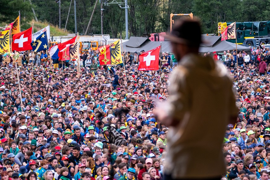 Des scouts celebrent la Fete nationale dans le camp federal scout reunissant 30&#039;000 jeunes le lundi 1er aout 2022 dans la Vallee de Conches a Ulrichen. (KEYSTONE/Etienne Bornet)