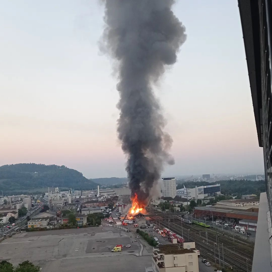 À Pratteln dans le canton de Bâle-Campagne, un bâtiment industriel près de la gare a pris feu lundi matin. Selon Alertsuisse, le trafic ferroviaire a été interrompu ce 21 août.