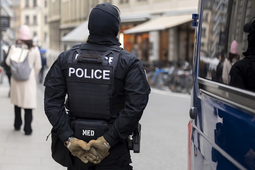 Un policier de la police genevoise surveille la sortie des membres des Hells Angels et des Bandidos du palais de justice lors d'une suspension d'audience au premier jour du proces devant le  ...