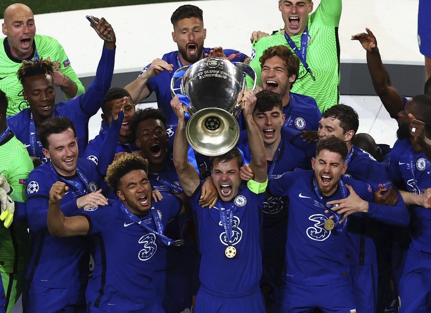 Chelsea players lift the trophy after winning the Champions League final soccer match against Manchester City at the Dragao Stadium in Porto, Portugal, Saturday, May 29, 2021. (Michael Steele/Pool via ...