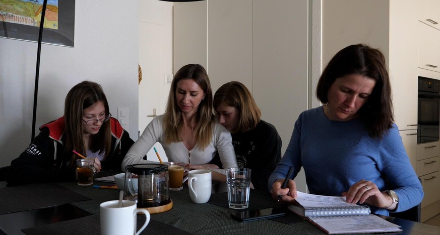 Fuir la guerre et arriver en Suisse: une mère et ses filles racontent