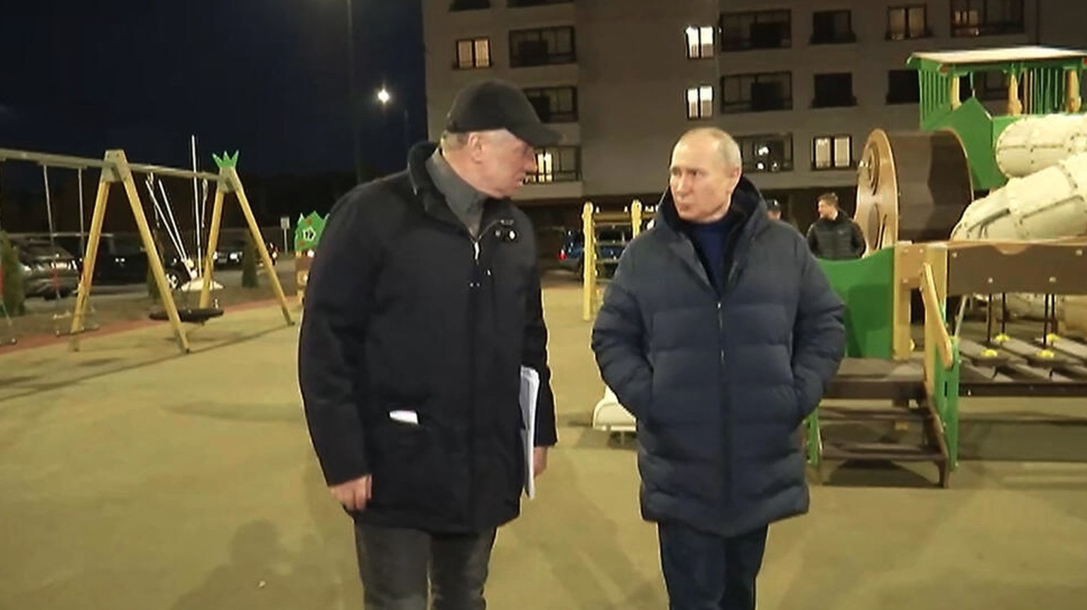 Le 19 mars 2023. Cette image montre le vice-Premier ministre, Marat Khousnoulline (à gauche), et Vladimir Poutine, à Marioupol, ville ukrainienne sous contrôle russe