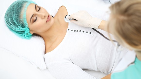 Patientin Krankenkasse Arztbesuch Arzt (Bild: Shutterstock)