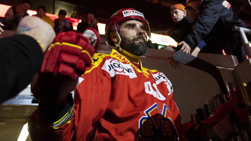 Biels Etienne Froidevaux und seine Teamkollegen klatschen mit den Fans ab, vor dem dritten Eishockey Playoff Halbfinalspiel der National League zwischen EHC Biel und ZSC Lions, am Montag, 3. April 202 ...