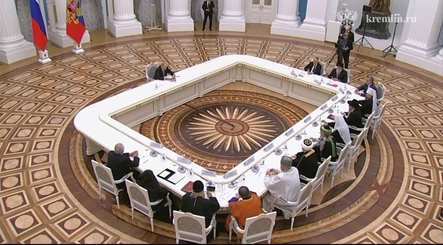 Putin an riesigem Tisch im Katharinensaal des Kreml.