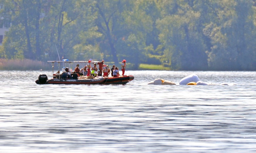 epa10662228 Carabinieri and fire brigade officers take part in the search and rescue operation in Lake Maggiore after a tourist boat capsized near Lisanza (Varese), northern Italy, 29 May 2023. At lea ...