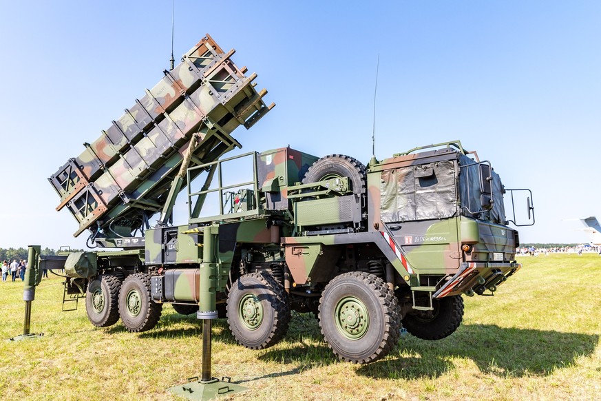08.06.2024, Sachsen-Anhalt, Holzdorf-Schönewalde: Ein Flugabwehrsystem vom Typ Patriot wird am Tag der Bundeswehr ausgestellt. Am Tag der Bundeswehr, der an neun Standorten begangen wird, werden im Fl ...