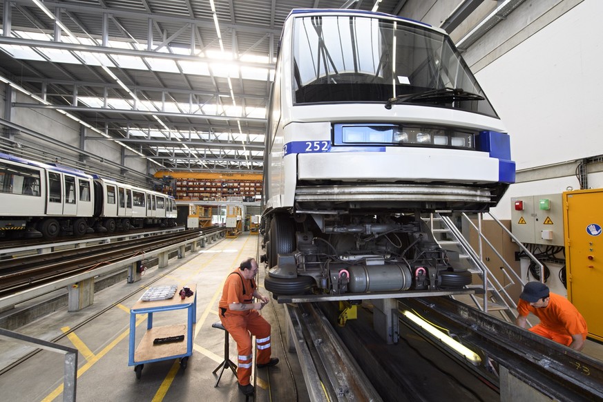 Des ouvriers des TL (Transports publics lausannois) travaillent sur l'entretien d'une rame du metro M2 apres une conference de presse des Transports Lausannois, TL, sur les ameliorations du  ...