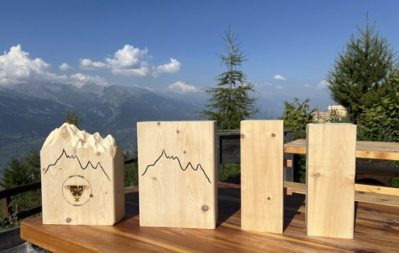 La récompense du 42 km pour les duos. Le bois brut (à droite) est ensuite gravé puis découpé (à gauche) mais pas verni. Il doit rester naturel.