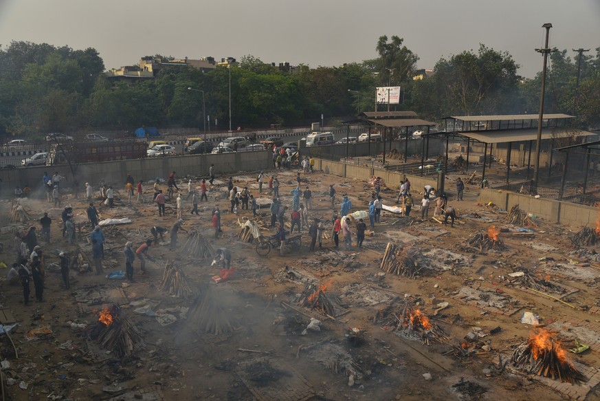 epa09167970 A mass funeral takes place for COVID-19 victims at a cremation ground in New Delhi, India, 29 April 2021. Delhi reported 25,986 fresh cases, 368 deaths in last 24 hours and continue to str ...