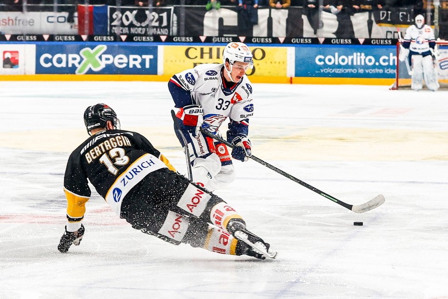 Le Tessinois Alessio Bertaggia se jetant devant le joueur des ZSC Lions Jan Schwendeler.