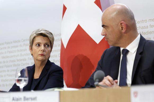 Swiss Finance Minister Karin Keller-Sutter, left, and Swiss Federal President Alain Berset discuss during a press conference, on Sunday, 19 March 2023 in Bern. Switzerland&#039;s largest bank UBS agre ...