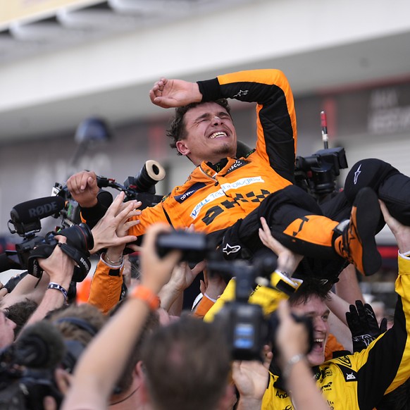 Lando Norris porté en triomphe par les membres de l&#039;écurie McLaren.