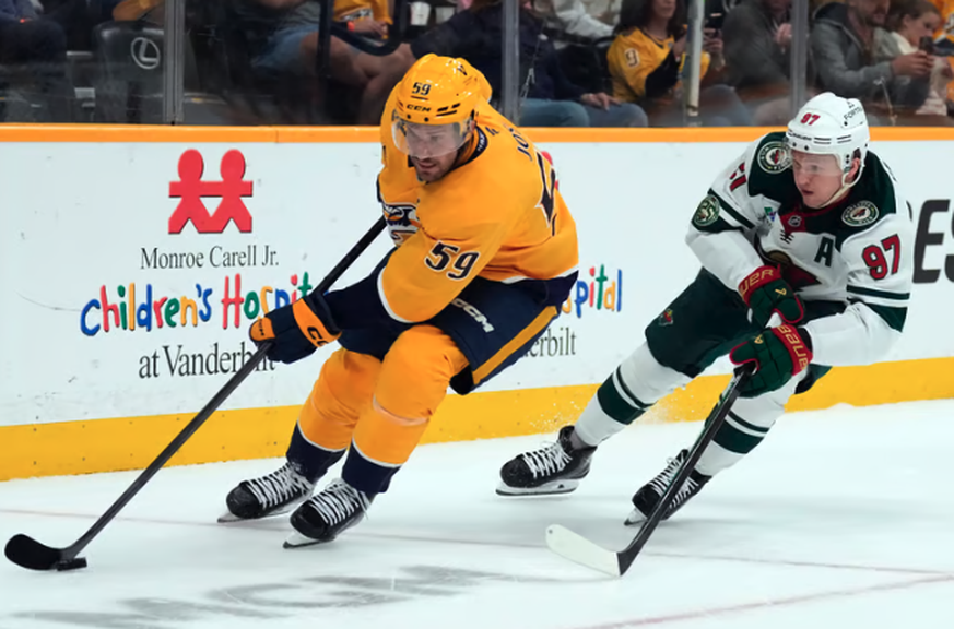 Roman Josi (à gauche) dans un duel avec la star du Minnesota Kirill Kaprizov.