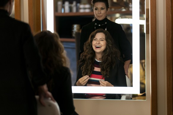 Inventing Anna. Katie Lowes as Rachel in episode 105 of Inventing Anna. Cr. Aaron Epstein/Netflix © 2021