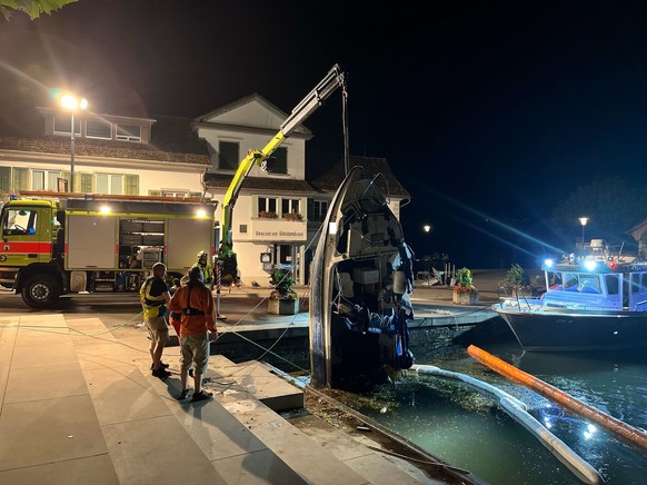 Un bateau à moteur a été renversé par les vents dans le port de Stäfa (ZH).