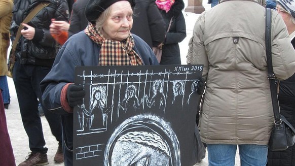Jelena Ossipova en 2019 lors d'une manifestation de soutien aux prisonniers politiques.