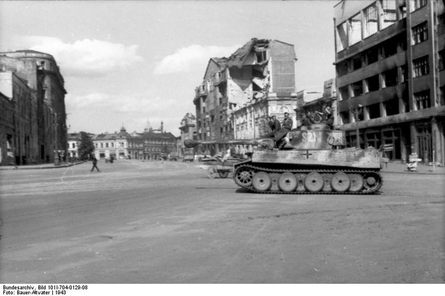 Bundesarchiv Bild 101I-704-0129-08, Russland-Süd (Charkow-), Panzer VI (Tiger I)
By Bundesarchiv, Bild 101I-704-0129-08 / Bauer-Altvater / CC-BY-SA 3.0, CC BY-SA 3.0 de, https://commons.wikimedia.org/ ...