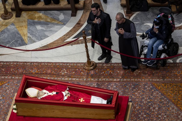 epa12050873 Faithful pray at the coffin of late Pope Francis laying in state at the St. Peter&#039;s Basilica in Vatican City, 24 April 2025. Faithful and well-wishers will be able to pay their respec ...
