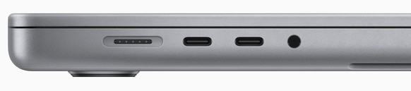 Il y a trois ports Thunderbolt 4 (USB-C), un slot SDXC, un port HDMI 2.1, le câble de chargement magnétique MagSafe 3 et une prise casque.