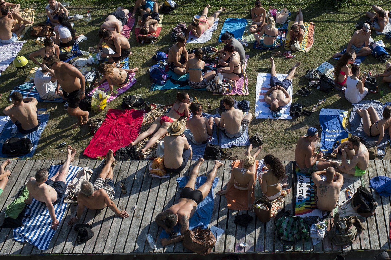 Kinder und Erwachsene geniessen das herrliche Sommerwetter bei rund 27 Grad Celsius am Letten, aufgenommen am Donnerstag, 4. Juni 2015 in Zuerich. (KEYSTONE/Ennio Leanza)