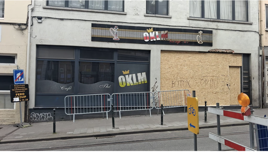Lorsqu'une bombe a explosé devant ce bar à narguilé en avril, toutes les vitres de l'école située de l'autre côté de la rue ont volé en éclats.