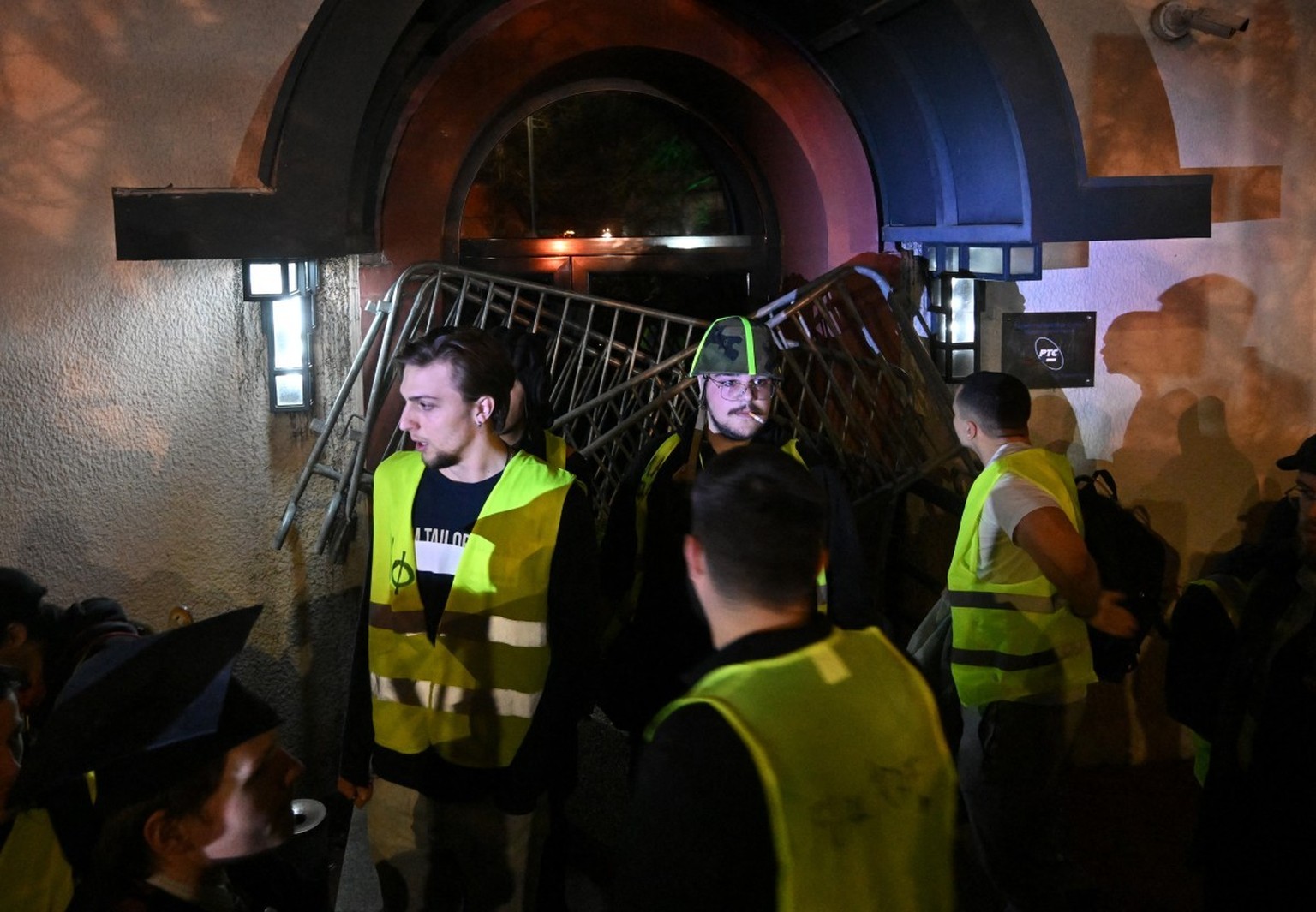 Des étudiants bloquent l'entrée de la chaîne publique serbe RTS à Belgrade, le 11 mars 2025, pour protester contre le traitement injurieux dont ils auraient fait l'objet lors d'un progr ...