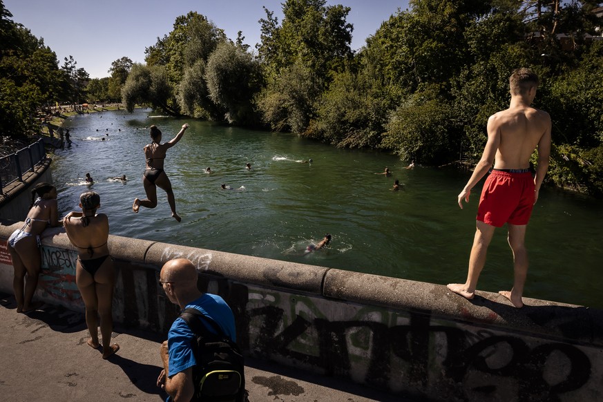epaselect epa10104206 People jump into the river Limmat during a heat wave in Zurich, Switzerland, 03 August 2022. EPA/MICHAEL BUHOLZER