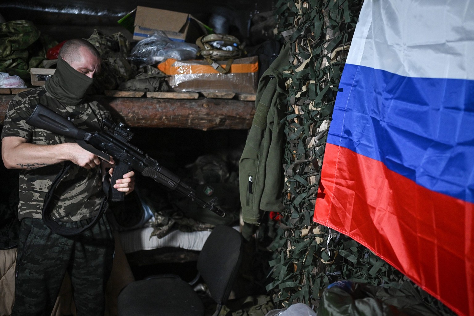 Un militaire russe du groupe d&#039;artillerie combiné des forces spéciales d&#039;Akhmat vérifie son fusil d&#039;assaut à un poste de commandement d&#039;artillerie lors d&#039;une mission dans la r ...