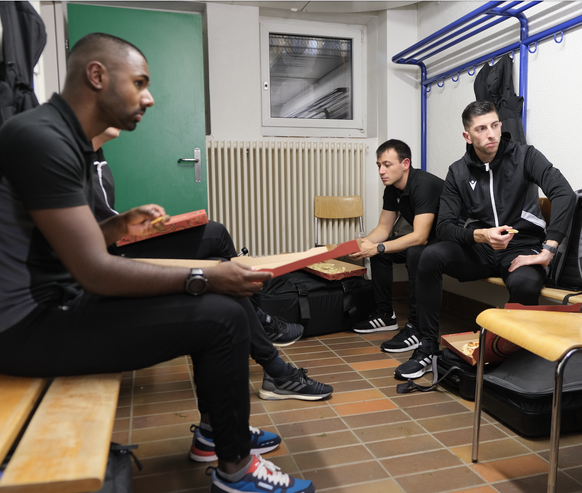 Débriefing et pizza dans le vestiaire des arbitres.