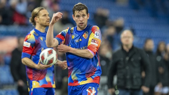 Fabian Frei, mitte, von Basel verlaesst nach der roten Karte das Spielfeld beim Super League Meisterschaftsspiel zwischen dem FC Basel und dem Servette FC vom Sonntag, 19. Februar 2023 in Basel. (KEYS ...