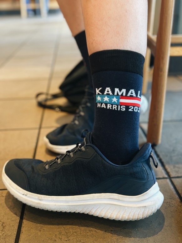 Des chaussettes à la casquette: le total look démocrate de Manuel Fernandez.