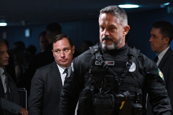 epa12167193 Mauro Cid (C-L), former aide to former Brazilian President Jair Bolsonaro, leaves the interrogation session before the First Chamber of the Supreme Federal Court (STF) in Brasilia, Brazil, ...