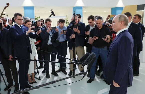 Le président russe Vladimir Poutine fait une déclaration aux médias après un appel téléphonique avec le président américain Donald Trump.