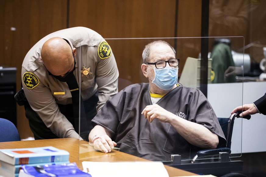 epa09377322 Former film producer Harvey Weinstein listens in court during a pre-trial hearing for Weinstein, who was extradited from New York to Los Angeles to face sex-related charges in Los Angeles, ...