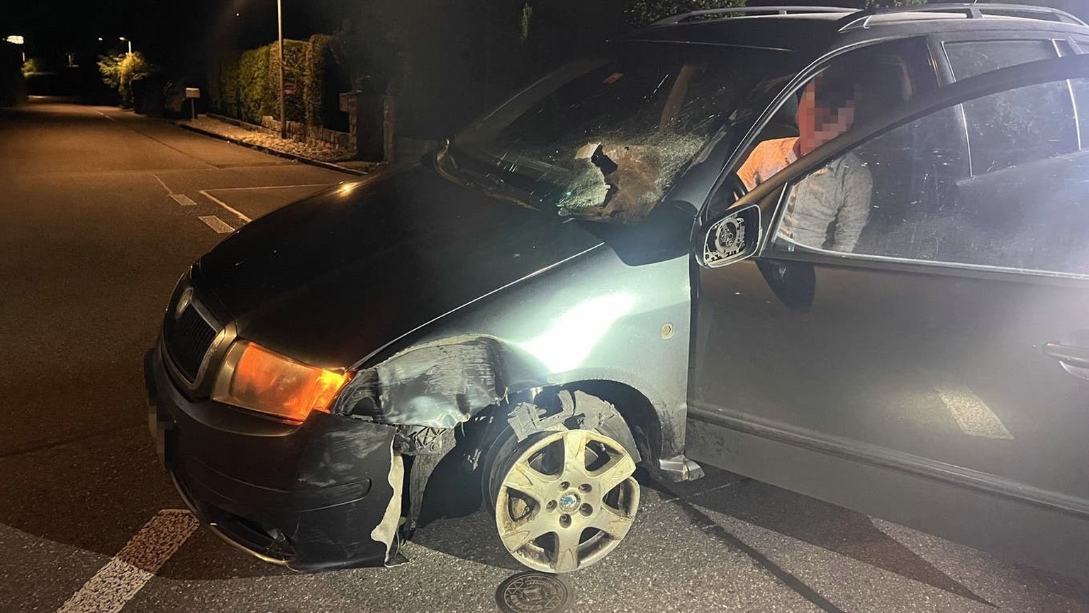La police a arrêté la voiture dont les jantes étaient endommagées.