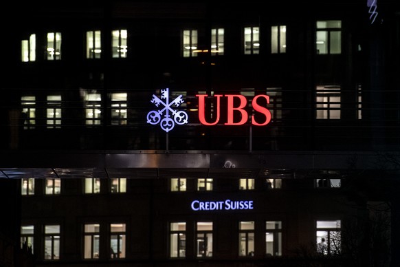 Das Logo der Bank UBS leuchtet am Montag, 21. Januar 2019 in Zuerich. (KEYSTONE/Ennio Leanza)