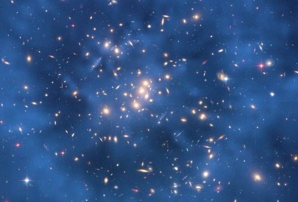 Un anneau de matière noire dans un amas de galaxies situé à cinq milliards d'années-lumière. Image prise par le télescope spatial Hubble.