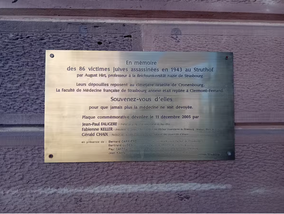 Plaque commémorative inaugurée en décembre 2005 à l’Institut d’anatomie de l’Université de Strasbourg.