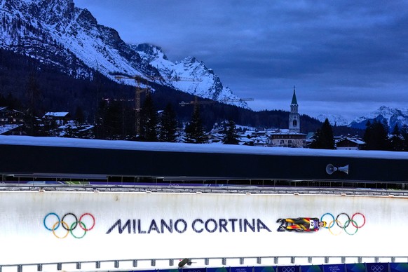 Germany's Anna Berreiter slides down the track during a women's single luge run at the 2026 Winter Olympics, in Cortina d'Ampezzo, Italy, Monday, Feb. 9, 2026. (AP Photo/Alessandra Tara ...