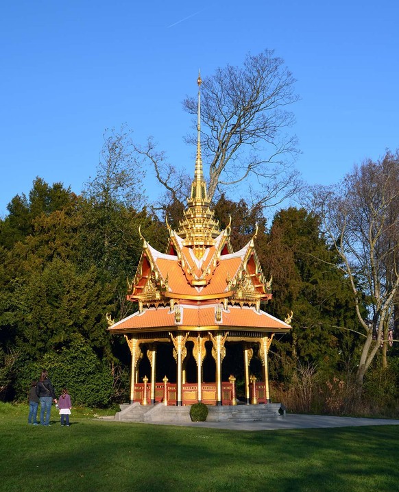 Le pavillon du roi thaïlandais au parc du Denantou à Lausanne.
https://commons.wikimedia.org/wiki/File:Pavillon_tha%C3%AFlandais_Lausanne.JPG