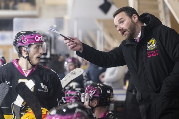 Ajoies Cheftrainer Julien Vauclair, rechts, instruiert seinen Spieler Fabio Arnold, im Eishockey-Qualifikationsspiel der National League zwischen dem HC Ajoie und dem HC Ambri-Piotta, am Donnerstag, 2 ...