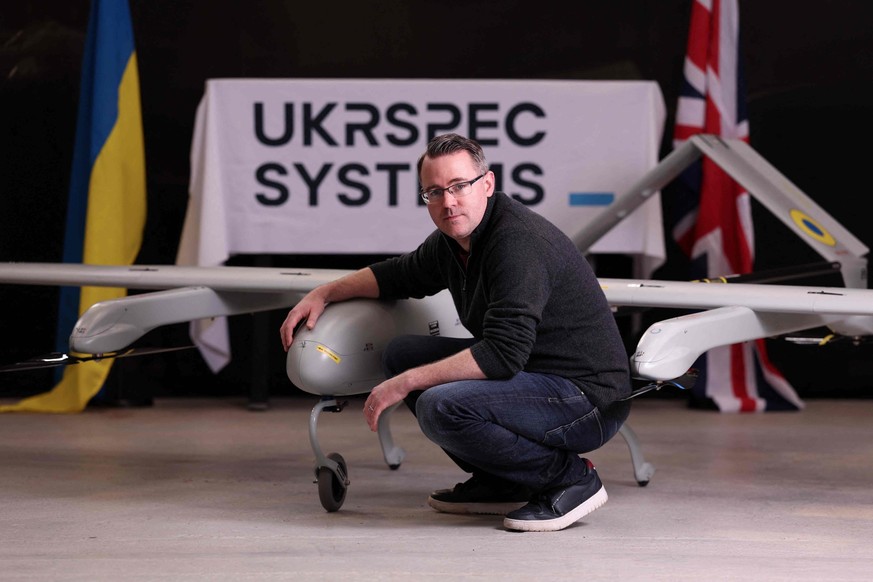 Le directeur général d'Ukrspecsystems, Rory Chamberlain, ici avec un drone de reconnaissance PD-2 UAS.