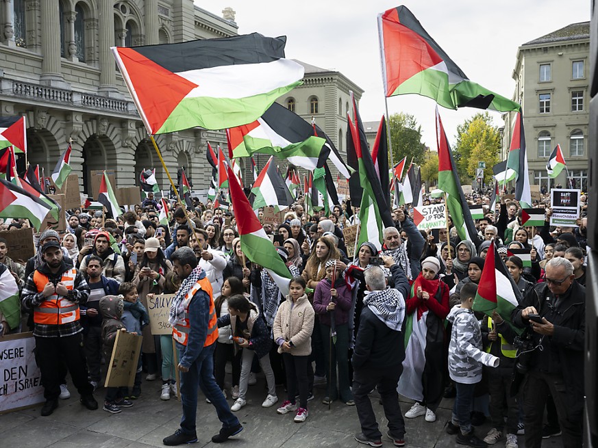 Des milliers de personnes avaient manifest