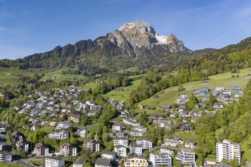 Eine Uebersicht von Standort Hergiswil Matt mit Wohnhaeuser mit dem Berg Pilatus im Dorf und der Gemeinde von Hergiswil im Kanton Nidwalden am Sonntag, 26. April 2026. (KEYSTONE/Urs Flueeler)