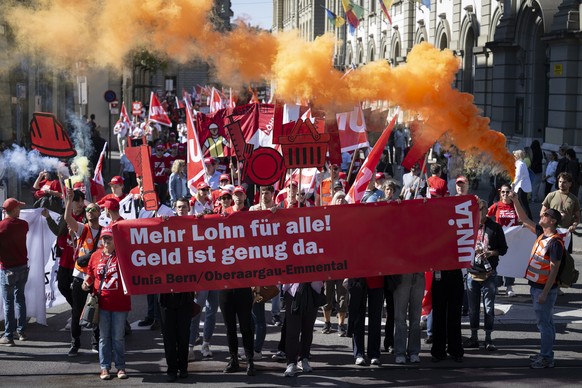 Demonstranten protestieren bei einer Nationalen Lohnkundgebung unter dem Motto "Hoechste Zeit fuer hoehere Loehne", organisiert von den Gewerkschaften des Schweizerischen Gewerkschaftsbundes ...