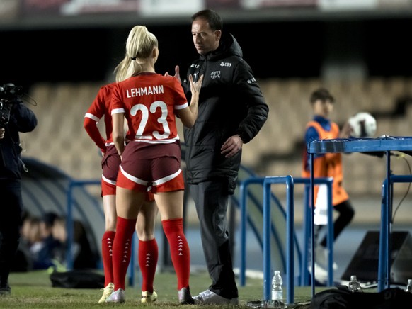 Rafel Navarro et Alisha Lehmann après une défaite bien rageante face à la Belgique.